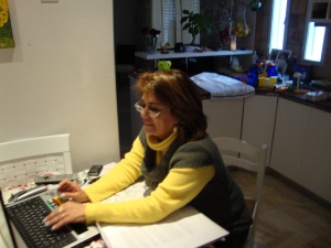 Elena Tábarez enviando un correo electrónico a sus clientes